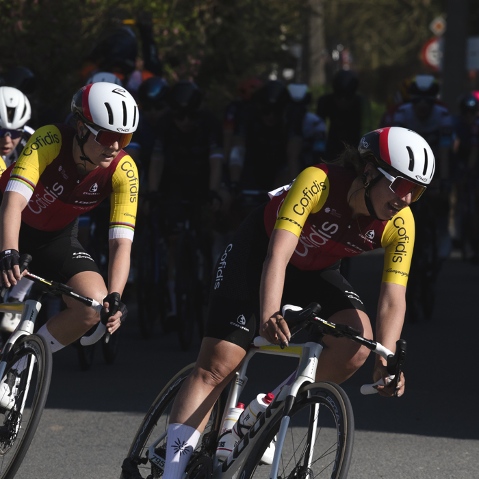 Dwars Door Vlaanderen  Vrouwen 2025 - Cofidis Women Team riders lean into a corner