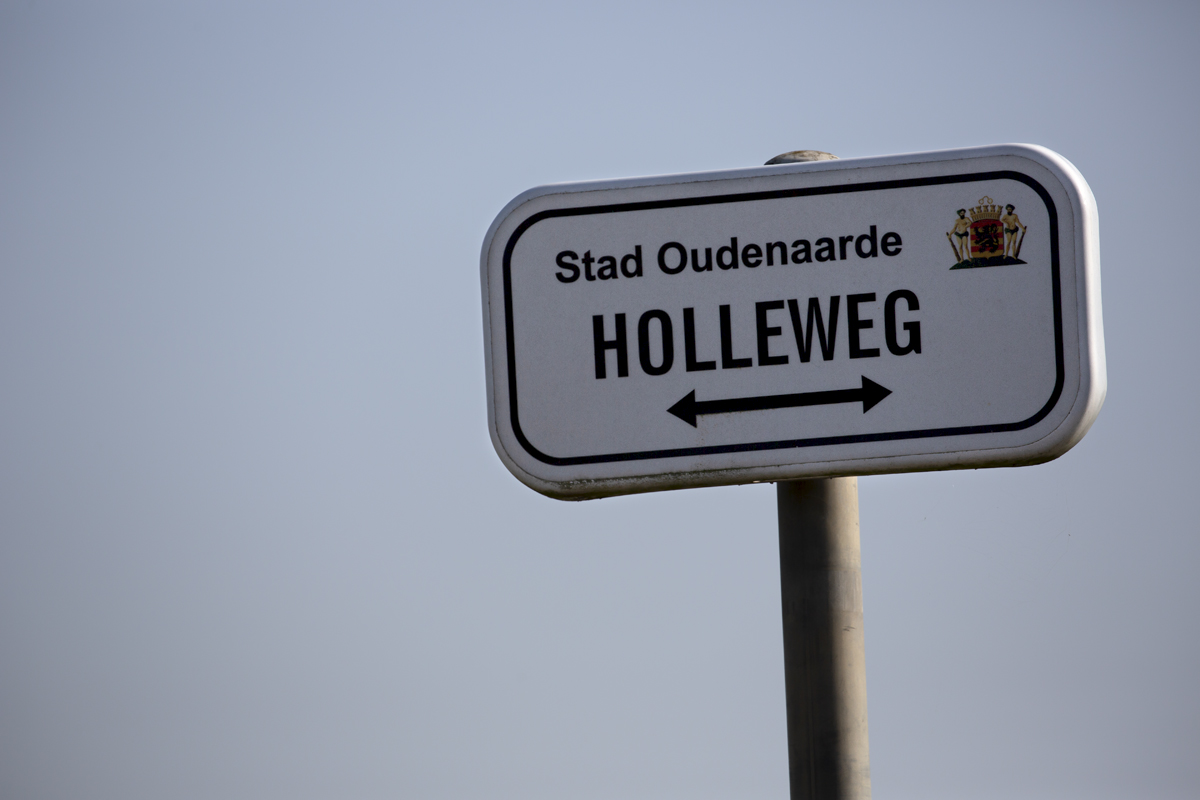 E3 Saxo Bank Classic 2022 - A road sign reads Holleweg - Stad Oudenaarde