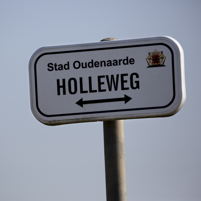 E3 Saxo Bank Classic 2022 - A road sign reads Holleweg - Stad Oudenaarde