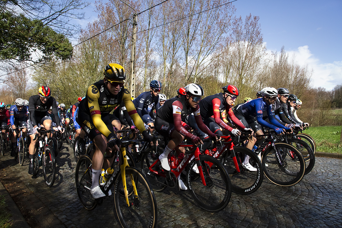 E3 Saxo Classic 2023 - The peloton climbs the cobbled hill as a block 