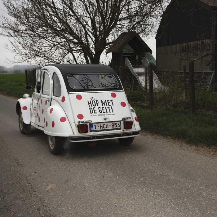 E3 Saxo Classic 2024 - A red polka dot Citroen 2CV