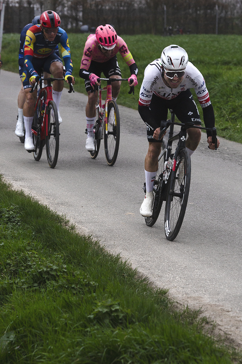 E3 Saxo Classic 2024 - Riders race down Langekouter