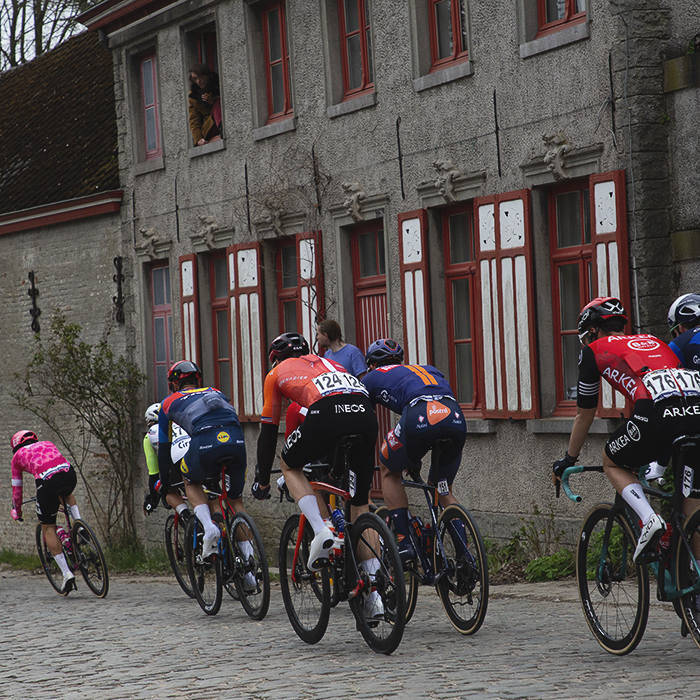 E3 Saxo Classic 2025 - Residents take vantage points in their upper windows to see the race on Borstekouterstraat