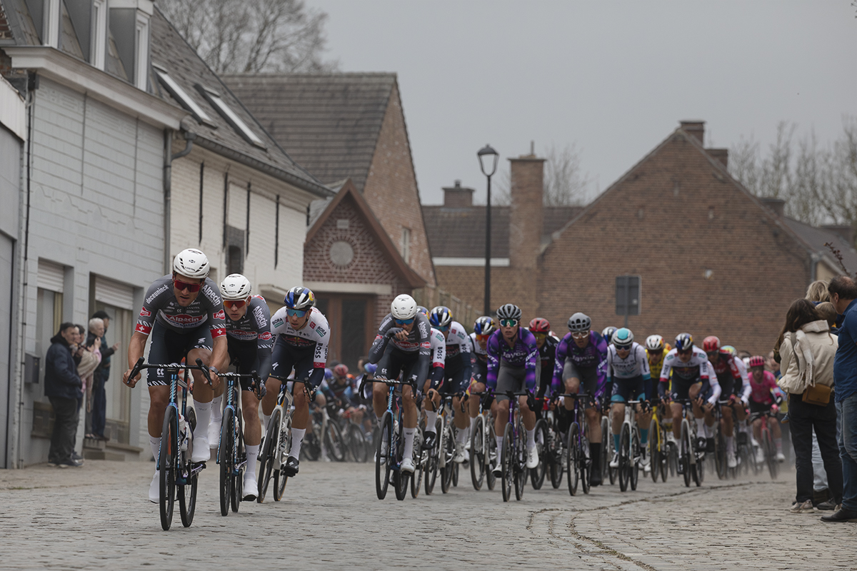 E3 Saxo Classic 2025 - The peloton races down Borstekouterstraat