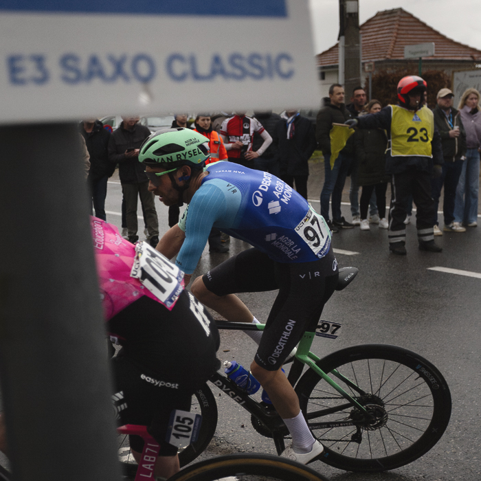 E3 Saxo Classic 2025 - Aurélien Paret-Peintre rounds a corner framed by an E3 saxo Classic way marker