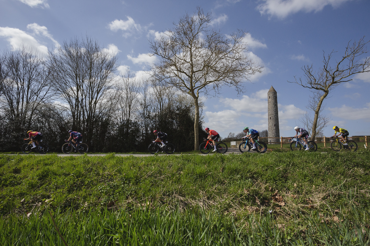 Gent Wevelgem 2025 - Riders pass in front of the Irish Peace Tower
