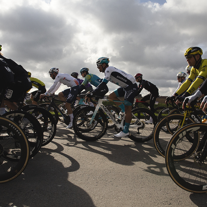 Gent Wevelgem 2025 - Riders roll out through Potyze