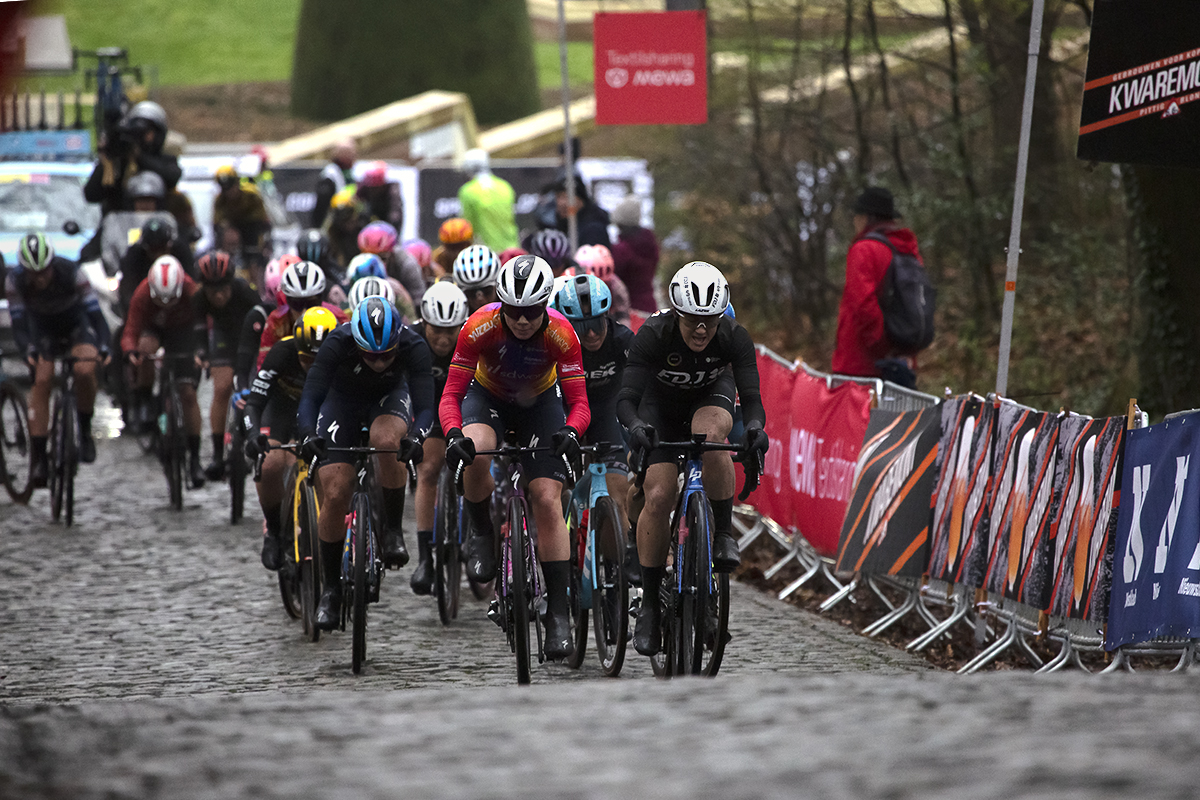 Gent - Wevelgem Vrouwen 2023 -Women’s peloton climbs Kemmelberg