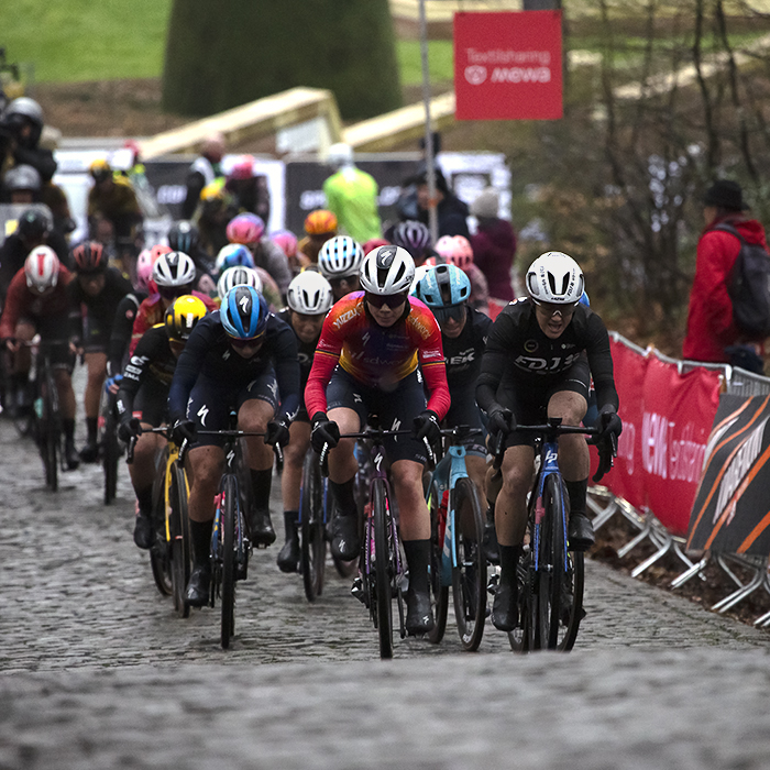 Gent - Wevelgem Vrouwen 2023 -Women’s peloton climbs Kemmelberg