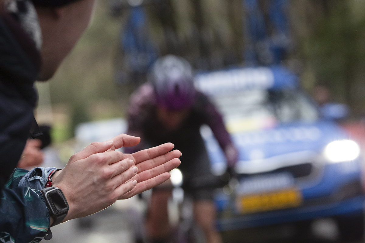 Gent - Wevelgem Vrouwen 2023 - A fans hands are pictured applauding riders as they climb the Kemmelberg