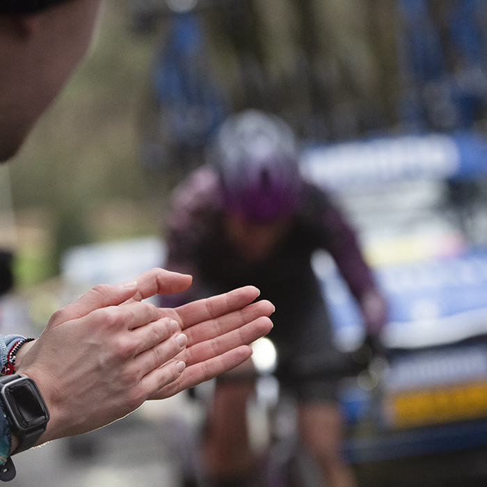 Gent - Wevelgem Vrouwen 2023 - A fans hands are pictured applauding riders as they climb the Kemmelberg