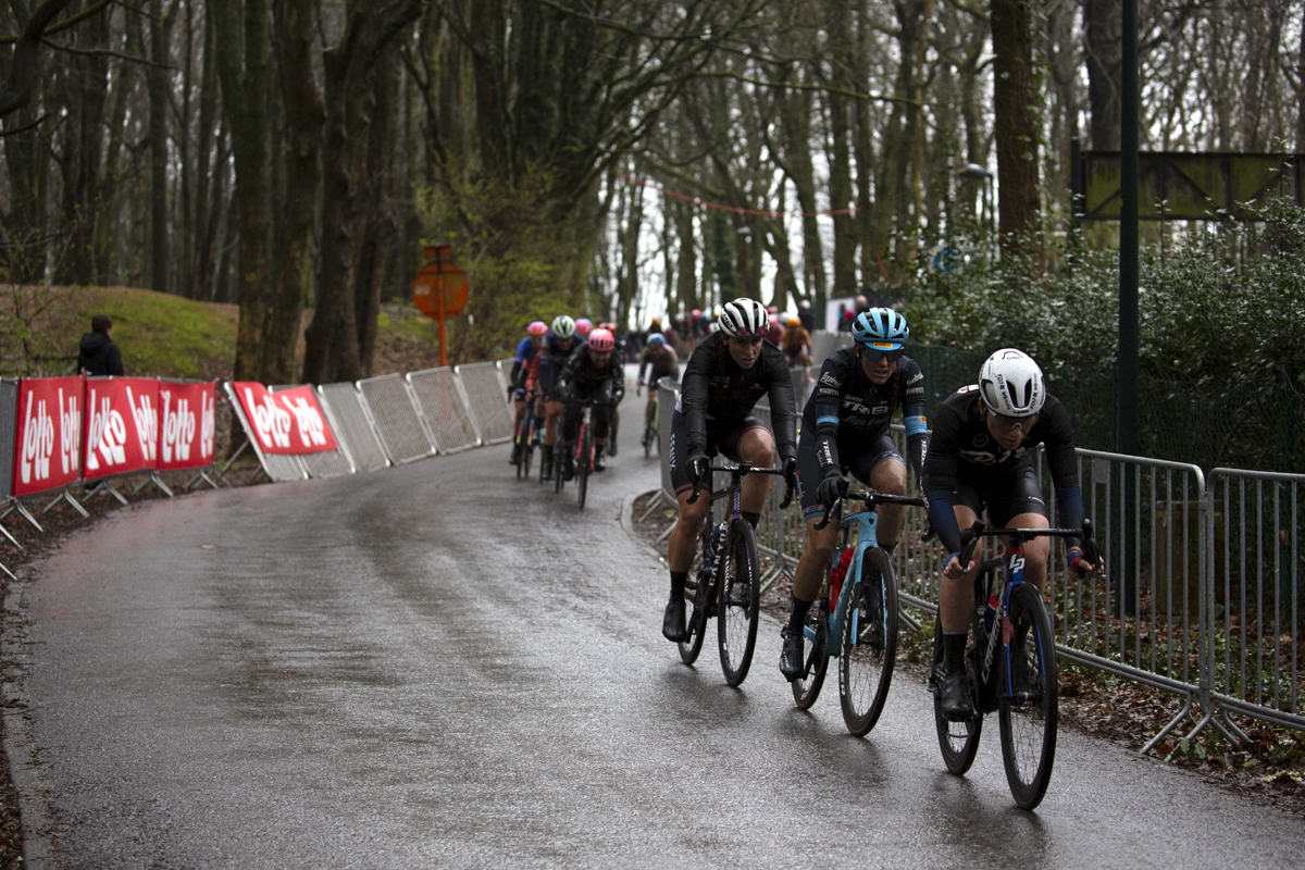 Gent - Wevelgem Vrouwen 2023 - Riders at top of Kemmelberg Belvadere race through the rain