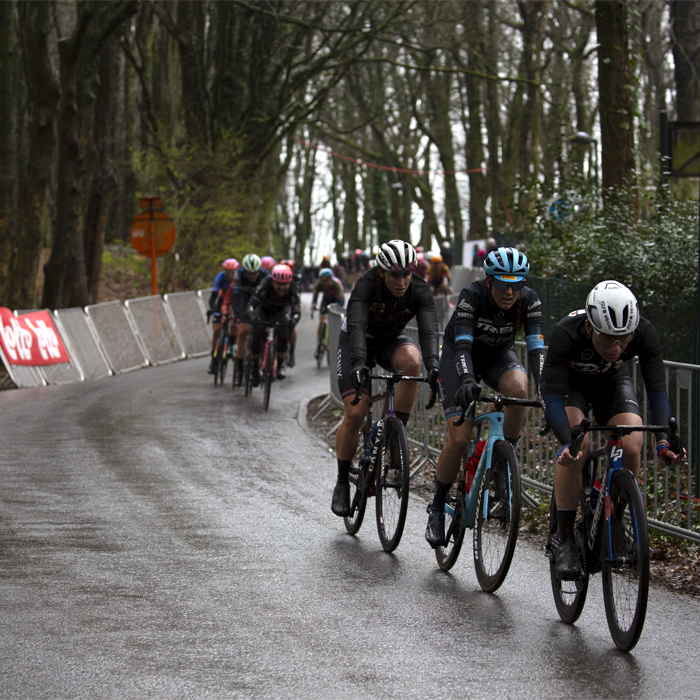 Gent - Wevelgem Vrouwen 2023 - Riders at top of Kemmelberg Belvadere race through the rain