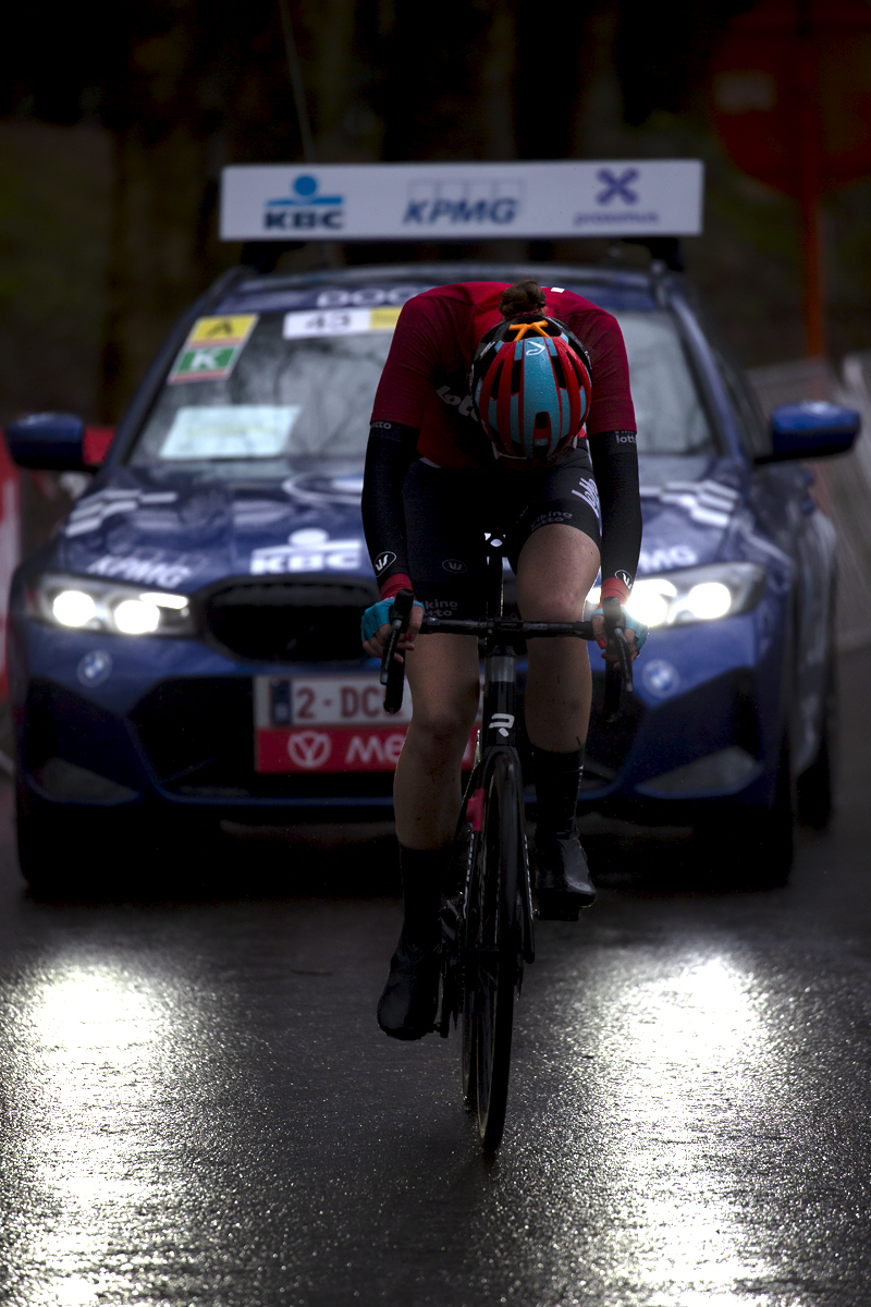 Gent - Wevelgem Vrouwen 2023 - Marla Sigmund of Lotto Dstny Ladies lit by her support car headlights hangs her head as she feels the effects of the race