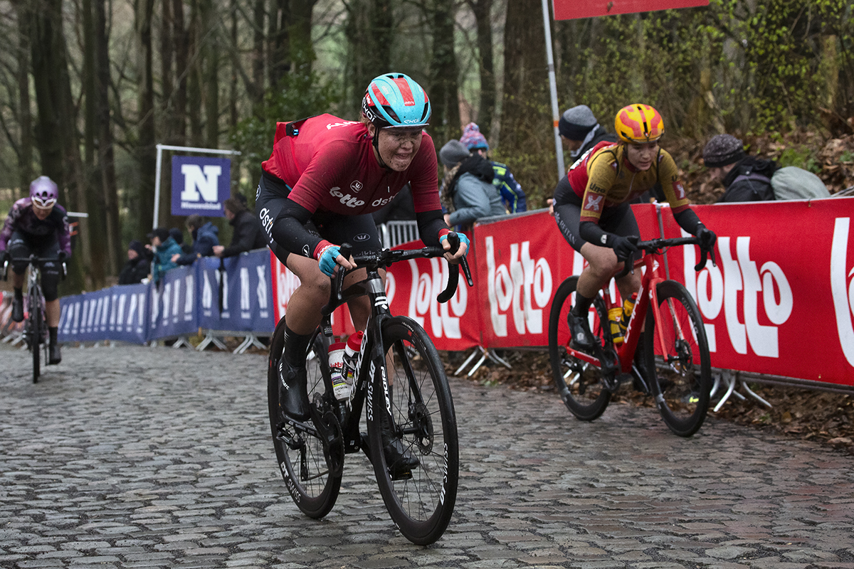 Gent - Wevelgem Vrouwen 2023 - Wilma Aintila of Lotto Dstny leads a small group of riders up the Kemmelberg