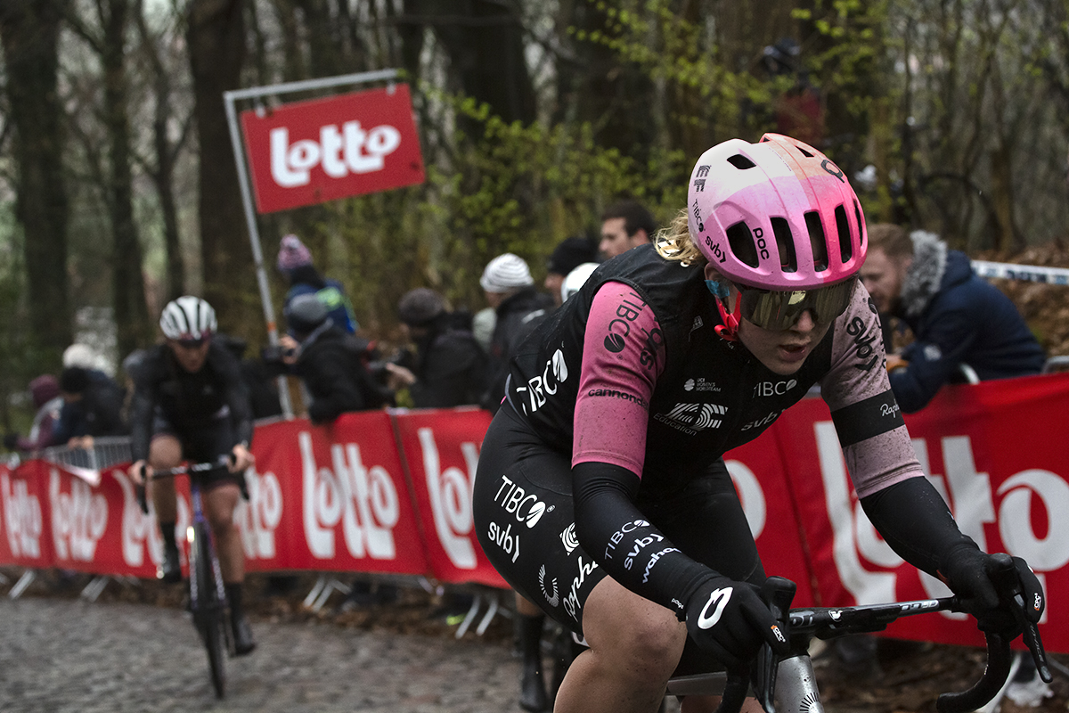 Gent - Wevelgem Vrouwen 2023 - EF Education-TIBCO-SVB’s Zoe Bäckstedt climbs the Kemmelberg