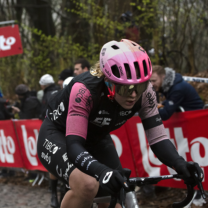 Gent - Wevelgem Vrouwen 2023 - EF Education-TIBCO-SVB’s Zoe Bäckstedt climbs the Kemmelberg