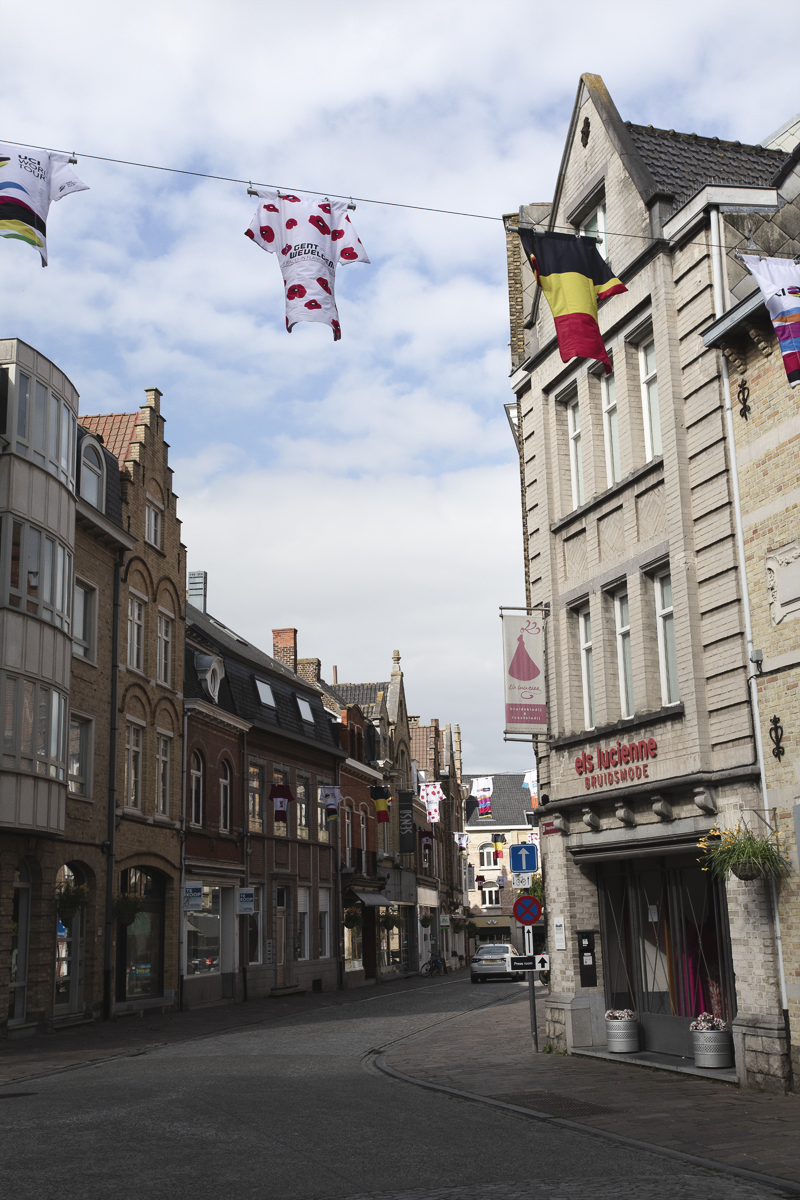 Gent Wevelgem Vrouwen 2024 - Bunting in the form of cyling jerseys is strung across the street in Ieper / Ypres