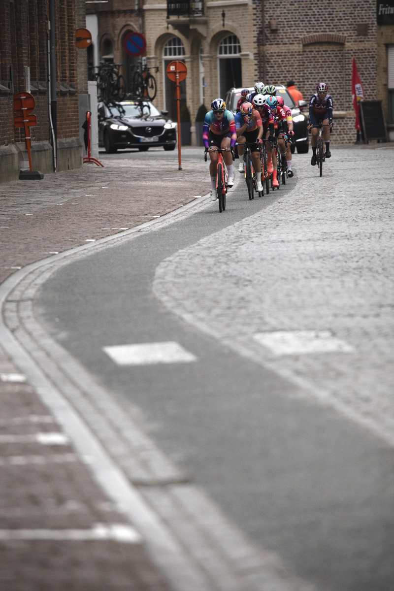 Gent Wevelgem Vrouwen 2024 - Riders approach through the centre of Ieper / Ypres