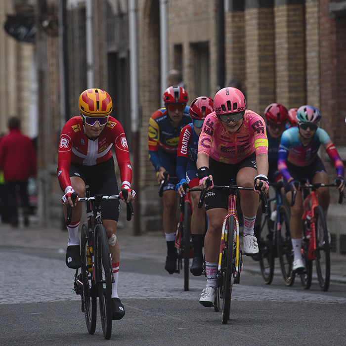 Gent Wevelgem Vrouwen 2024 - A group of riders racing in the streets of Ieper / Ypres