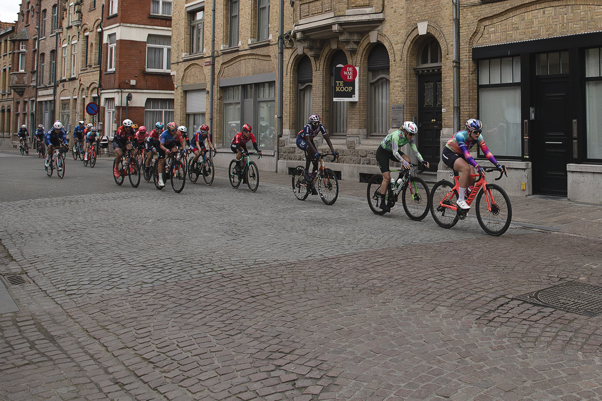 Gent Wevelgem Vrouwen 2024 - Riders race past grand buildings in the centre of Ieper / Ypres