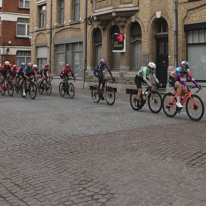 Gent Wevelgem Vrouwen 2024 - Riders race past grand buildings in the centre of Ieper / Ypres
