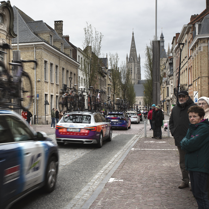 Gent Wevelgem Vrouwen 2024 - Team cars speed past spectators in the historic centre of Ieper / Ypres