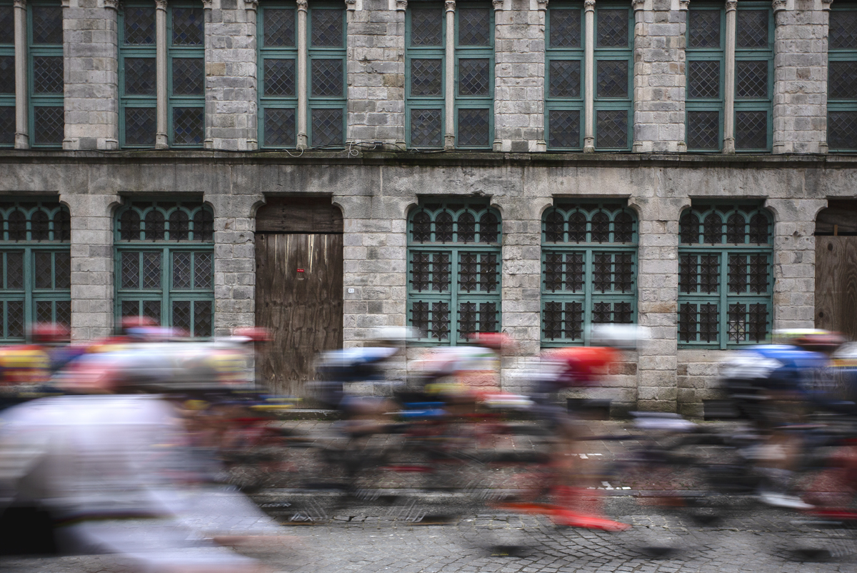 Gent Wevelgem Vrouwen 2024 - Riders speed past a grand Flemish building in Ieper / Ypres