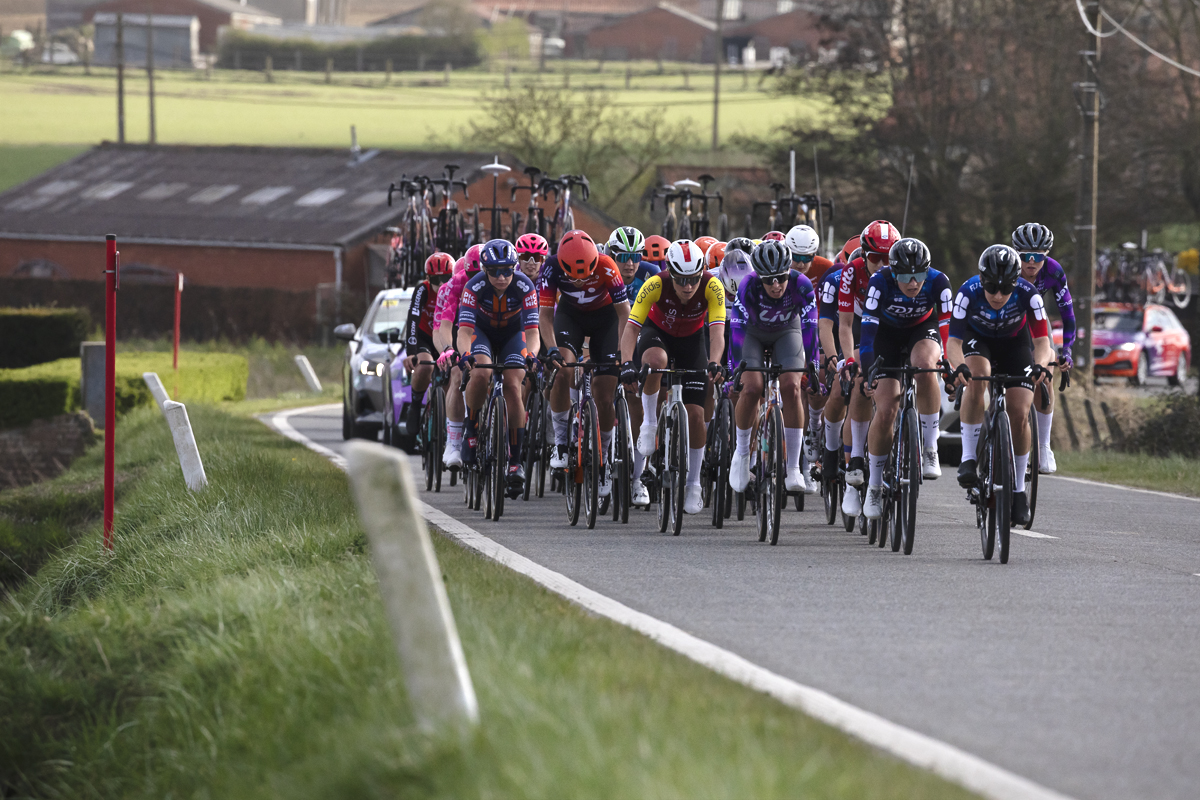 Gent Wevelgem Vrouwen 2025 - The peloton approaches in Loker
