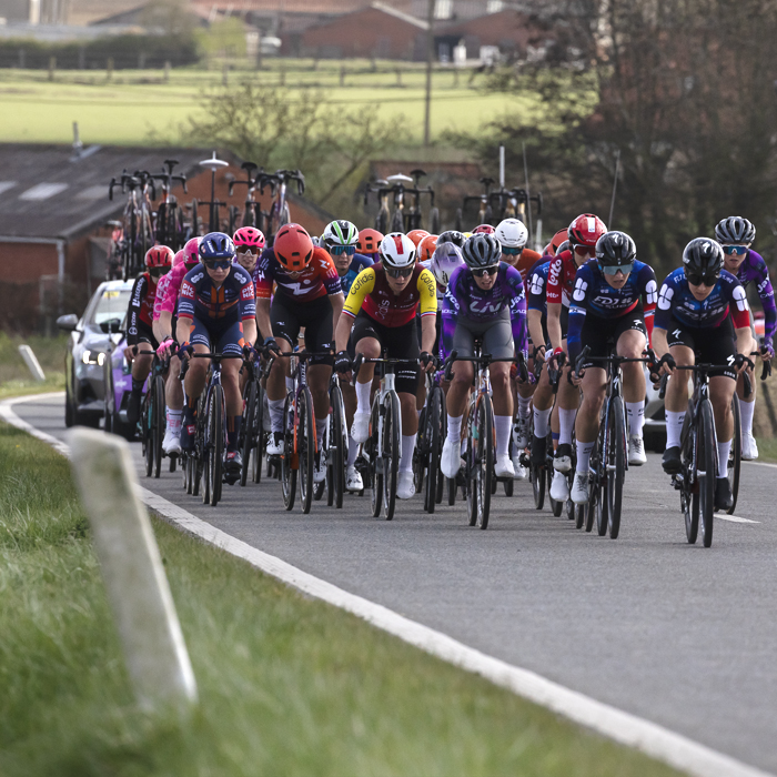 Gent Wevelgem Vrouwen 2025 - The peloton approaches in Loker