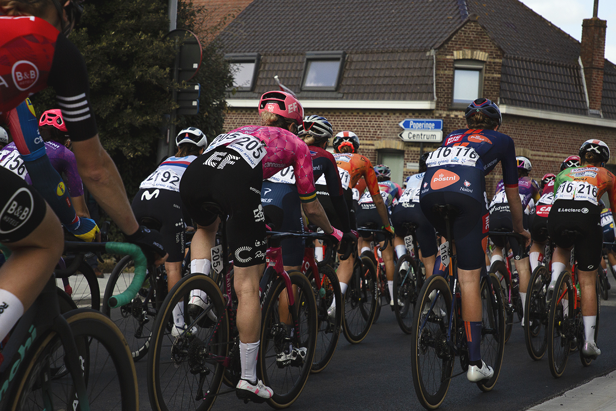 Gent Wevelgem Vrouwen 2025 - The peloton seen from behind as they enter the village of Reningelst