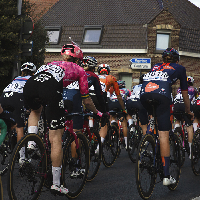 Gent Wevelgem Vrouwen 2025 - The peloton seen from behind as they enter the village of Reningelst