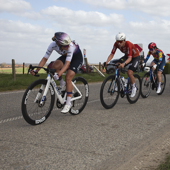 Gent Wevelgem Vrouwen 2025 - Karlijn Swinkels looks behind at the rest of the peloton as she leads them down the road in Loker