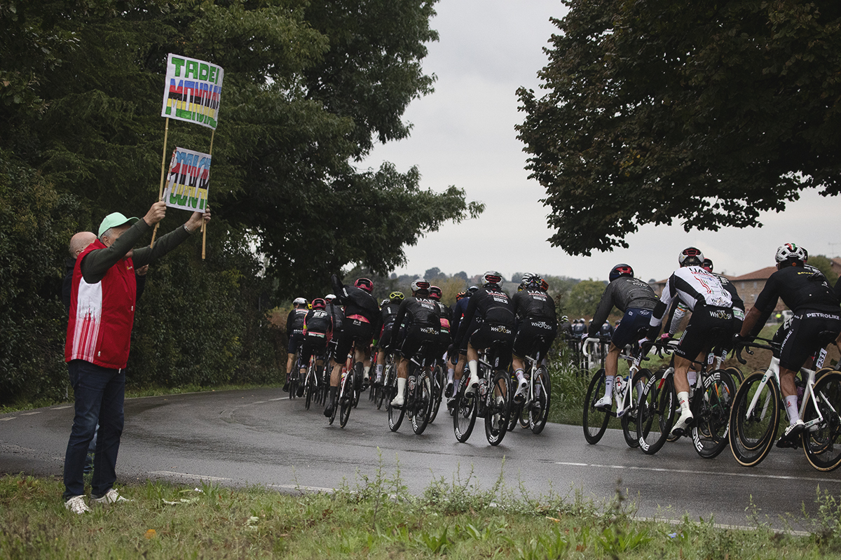 Giro dell’Emilia 2024 - A fan holds up a sign showing support for Tadej Pogačar in Castelvetro