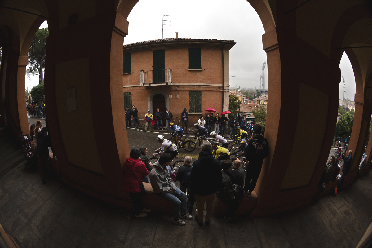Giro dell’Emilia 2024 - The race seen from the portico framed by the pillars on Via di San Luca