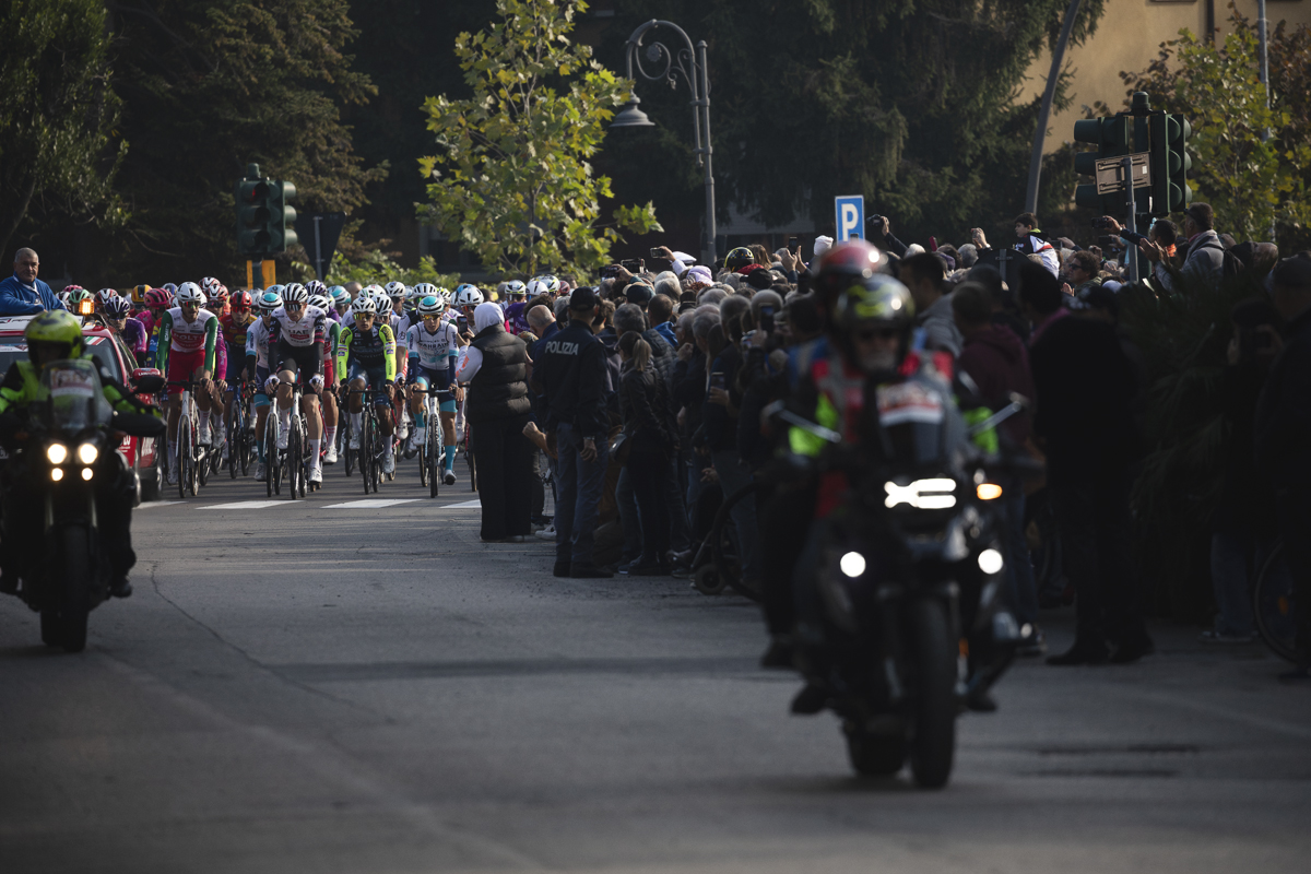 Giro dell’Emilia 2025 - Fans line the streets of Mirandola as the race passes