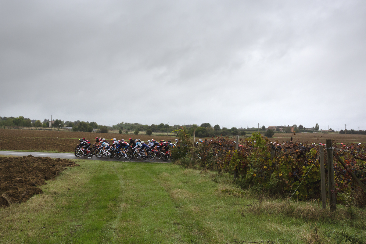 Giro dell'Emilia Internazionale Donne Elite 2024 - Riders against a backdrop of ploughed farmland in Castelvetro