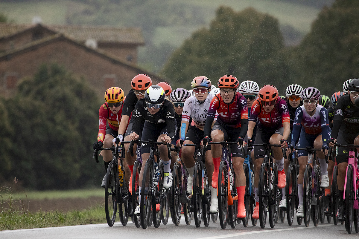 Giro dell'Emilia Internazionale Donne Elite 2024 - The peloton in Castelvetro