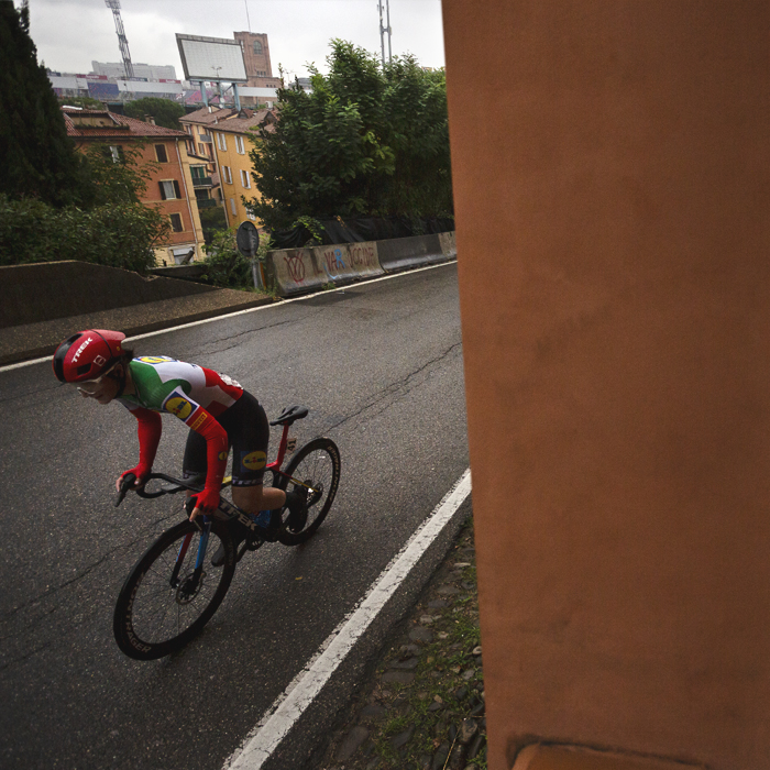 Giro dell'Emilia Internazionale Donne Elite 2024 - Elisa Longo Borghini is watched by a young girl from the portico walkway
