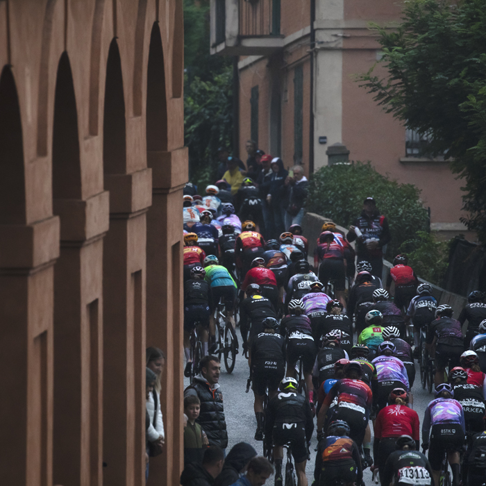 Giro dell'Emilia Internazionale Donne Elite 2024 - The peloton from behind as it passes the portico on Via di San Luca