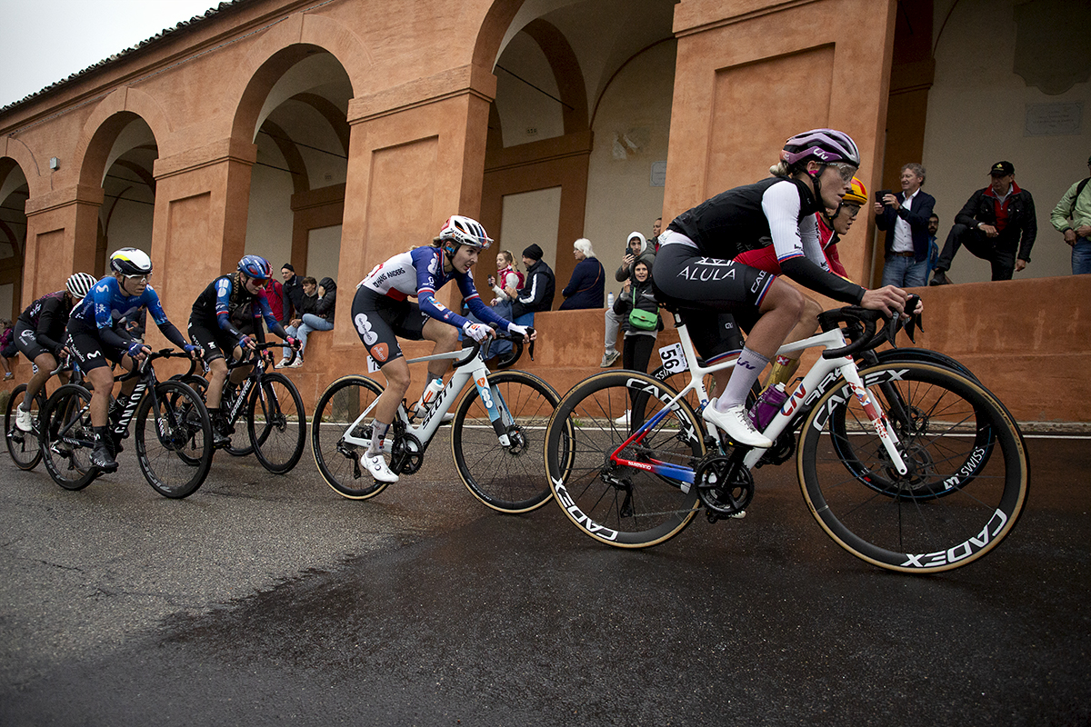 Giro dell'Emilia Internazionale Donne Elite 2024 - A group of riders against the backdrop of the portico on the San Luca climb