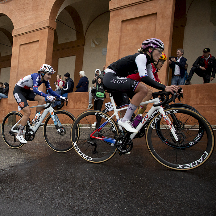 Giro dell'Emilia Internazionale Donne Elite 2024 - A group of riders against the backdrop of the portico on the San Luca climb