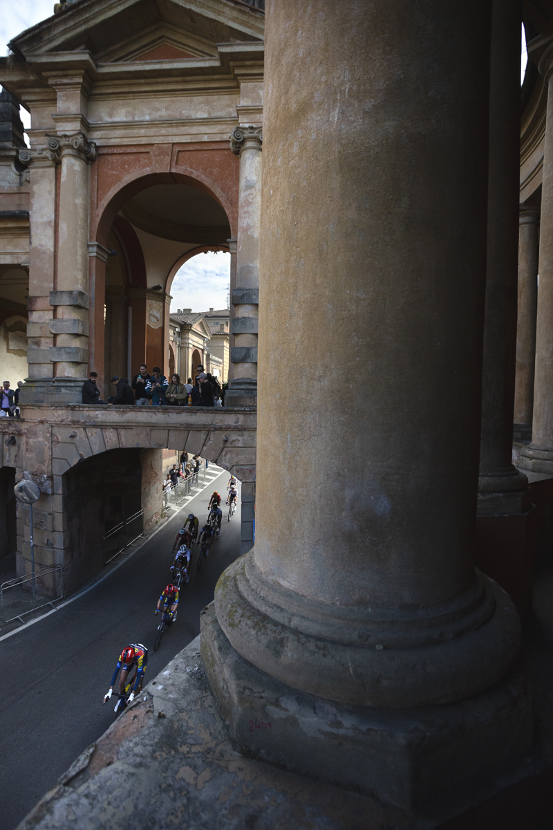 Giro dell'Emilia Internazionale Donne Elite 2025 - The race passes under the Arco del Meloncello