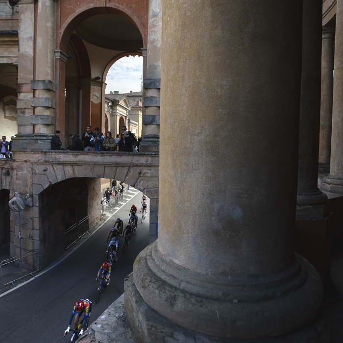 Giro dell'Emilia Internazionale Donne Elite 2025 - The race passes under the Arco del Meloncello