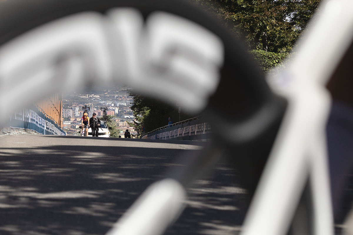 Giro dell'Emilia Internazionale Donne Elite 2025 - Martina Testa framed by a bike wheel as she tackles the climb