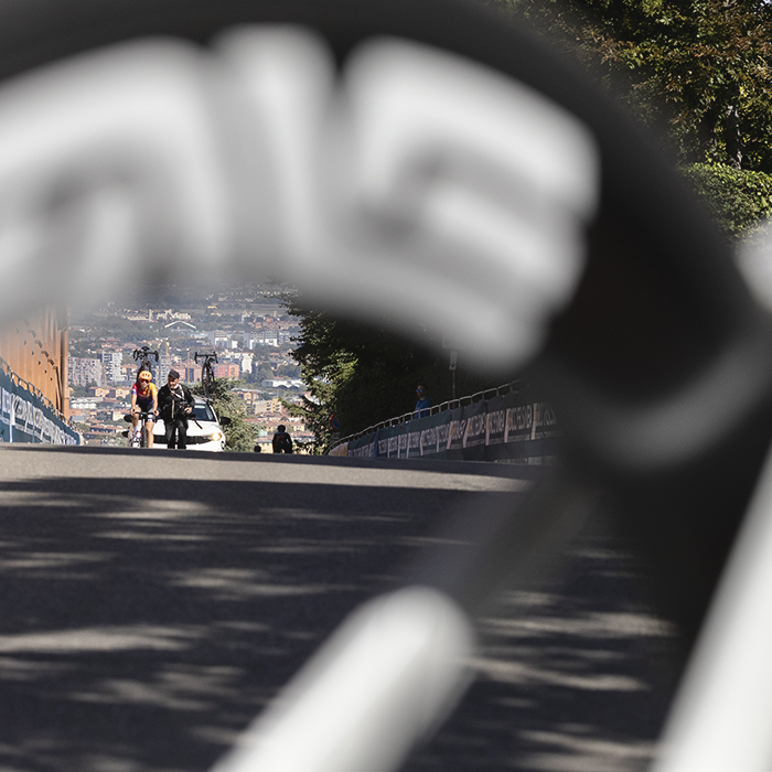 Giro dell'Emilia Internazionale Donne Elite 2025 - Martina Testa framed by a bike wheel as she tackles the climb