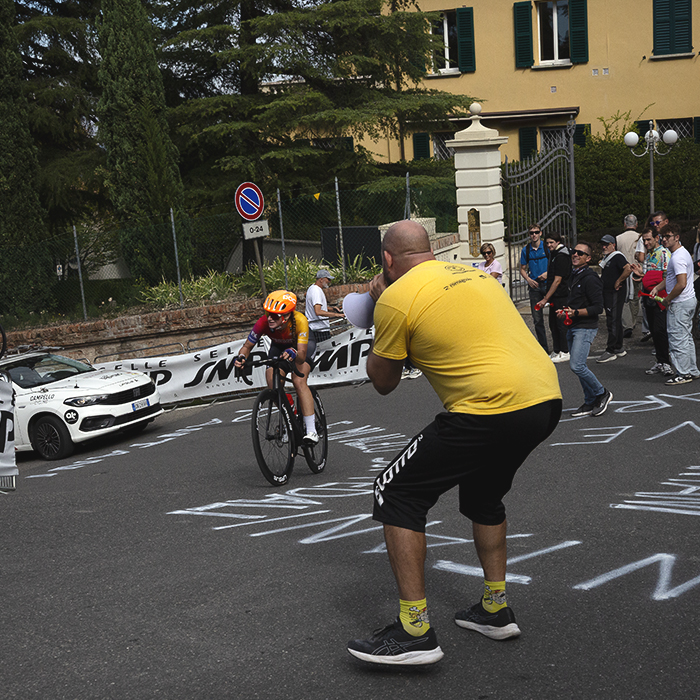 Giro dell'Emilia Internazionale Donne Elite 2025 - Pantani fans encourage riders using a megaphone