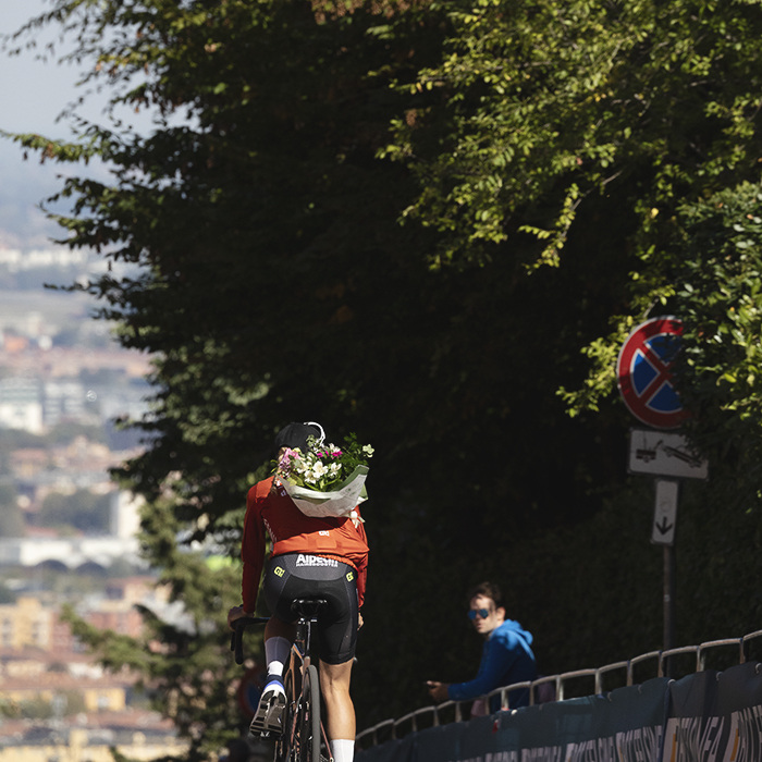 Giro dell'Emilia Internazionale Donne Elite 2025 - Yara Kastelijn rides down the hill with her bouquet of flowers for finshing third tucked into the pocket on the back of her jersey