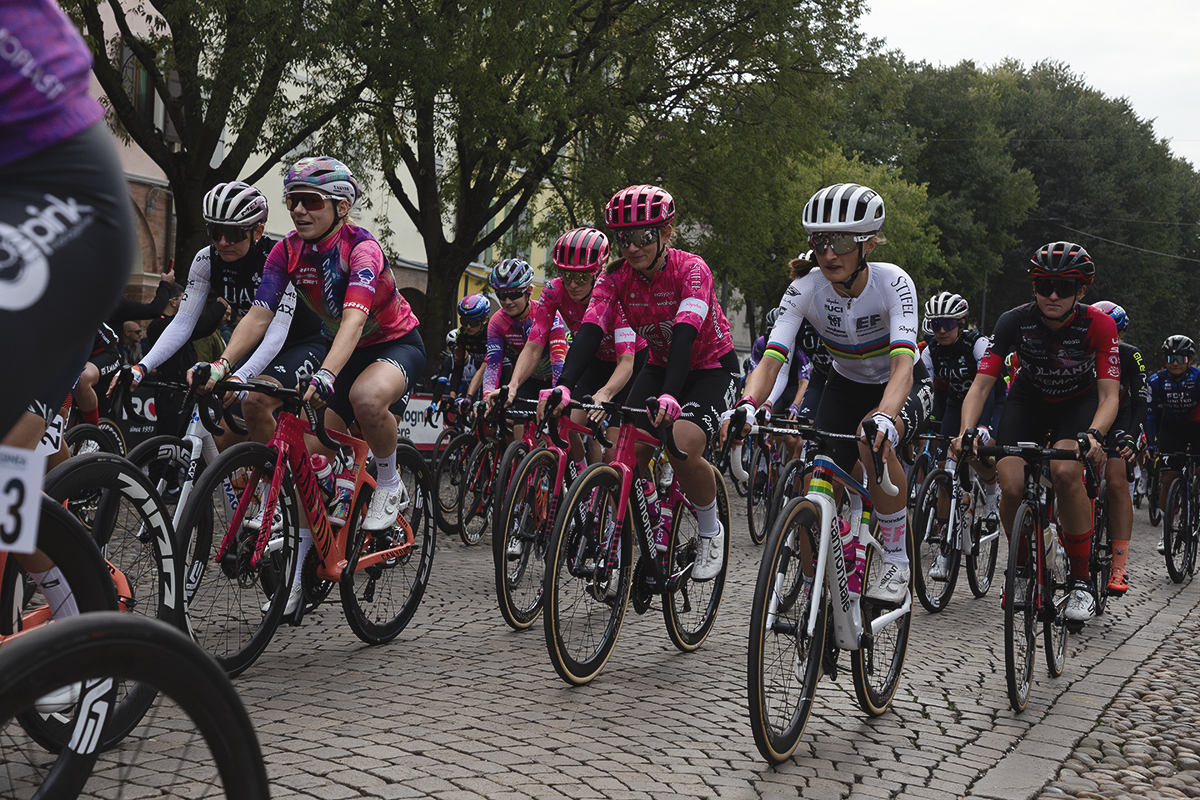 Giro dell'Emilia Internazionale Donne Elite 2025 - Riders roll out along the cobbled piazza in Mirandola