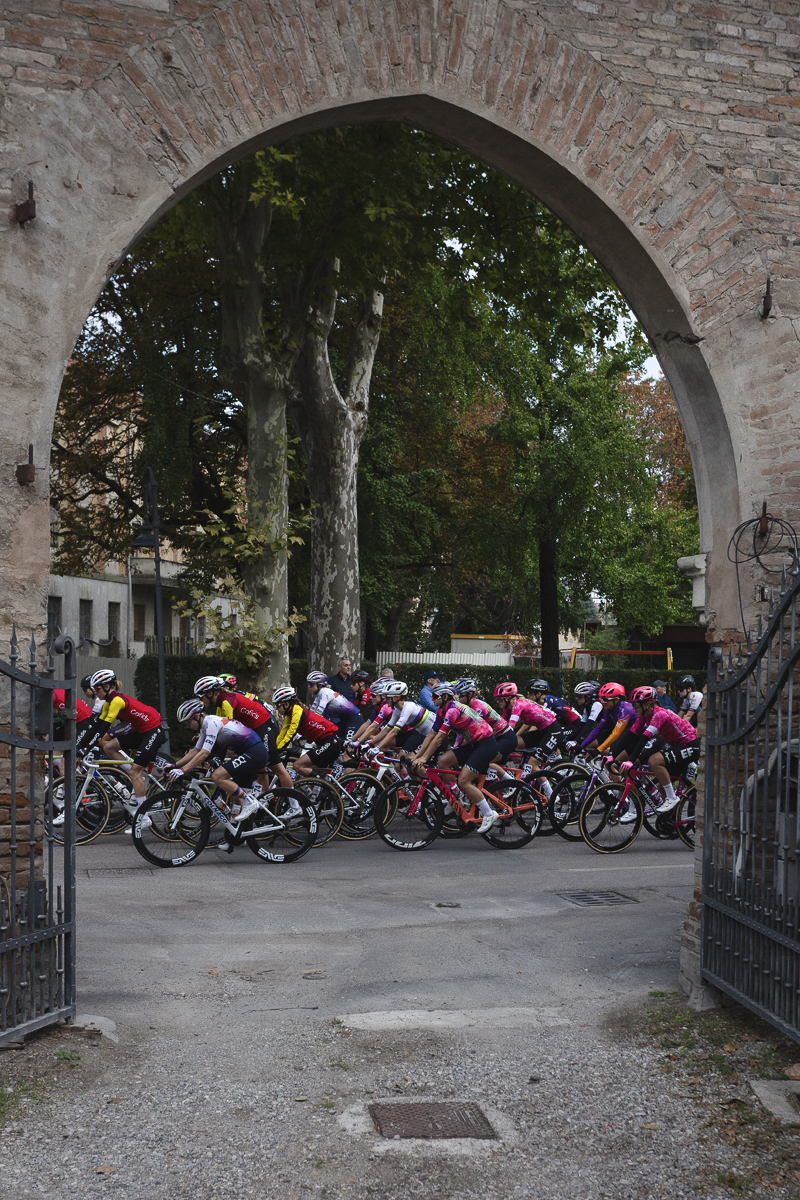 Giro dell'Emilia Internazionale Donne Elite 2025 - Riders framed by an arch in Mirandola